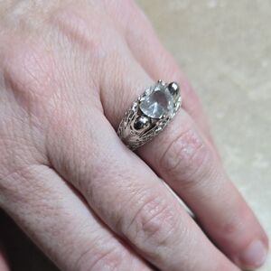 Elegant Silver Ring with Heart-Shaped Gemstone, Skull Accents